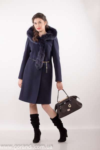 Зимнее пальто женское тёмно синее, с меховым капюшоном. Средней длинны.  фото